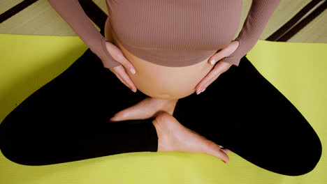 Mujer-Embarazada,-En,-Estera-De-Yoga