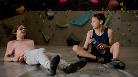 Teenage-boys-resting-in-a-climbing-gym