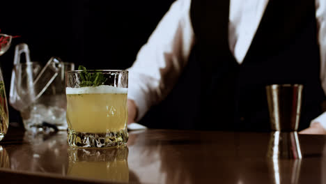 Barkeeper-Serviert-Einen-Cocktail