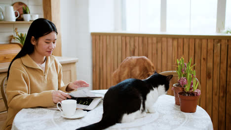 Mujer-Con-Gatos-En-La-Mesa-De-La-Cocina
