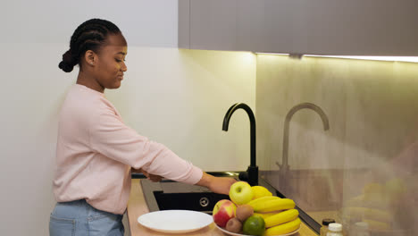 Woman-cleaning-fruits