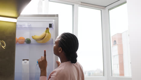 Frau-Nimmt-Eine-Avocado-Aus-Dem-Kühlschrank