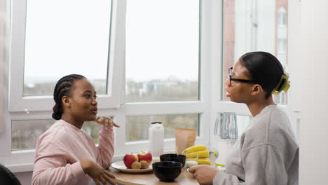 Women-having-breakfast