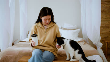 Mujer-Alimentando-Gato