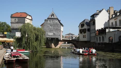 Gente-Disfrutando-De-Un-Paseo-En-Barco-Frente-A-Las-Emblemáticas-E-Históricas-Casas-Puente-Del-Río-Nahe-En-Bad-Kreuznach