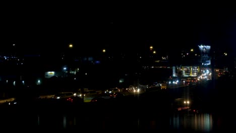 Langsam-Fließender-Verkehr-Mit-Scheinwerfern-Auf-Der-Innerstädtischen-Autobahn-Bei-Nacht-In-Der-Hauptstadt-Manila,-Philippinen,-Südostasien