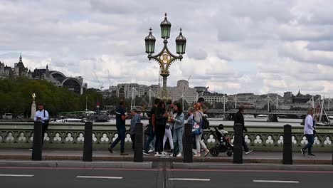 Radfahren-über-Die-Westminster-Bridge,-London,-Vereinigtes-Königreich