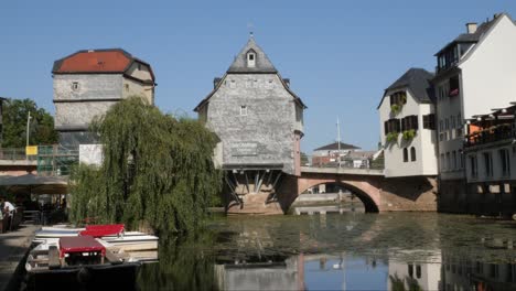 Ikonische-Und-Historische-Brückenhäuser-Am-Fluss-Nahe-In-Bad-Kreuznach