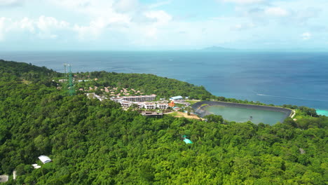 Resort-Und-Phi-Phi-Insel,-Hochsaison-Sommerurlaub,-Um-Zu-Reisen,-Atemberaubende-Thailand-Luftaufnahme-Von-Der-Drohne