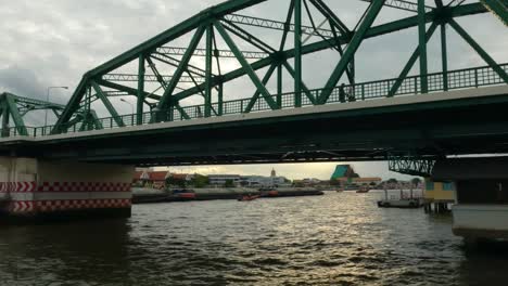 Chao-Phraya-River-In-Bangkok,-Thailand