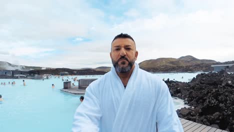 Hombre-Caminando-Por-La-Laguna-Azul-Con-Bata-De-Baño