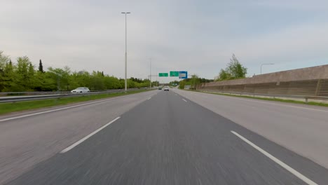 Fahren-Auf-Einer-Stadtautobahn-Mit-Hoher-Geschwindigkeit-Neben-Anderen-Fahrzeugen