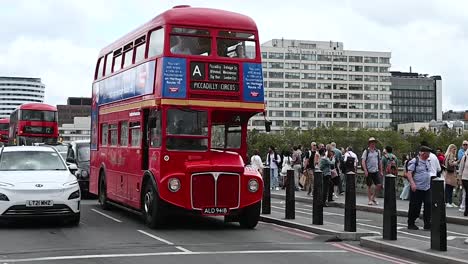 Old-Double-Decker-to-Piccadilly,-London,-United-Kingdom