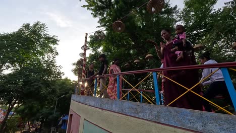 La-Gente-Camina-En-El-Parque-De-Diversiones-Y-Cruza-El-Puente-Durante-Las-Vacaciones