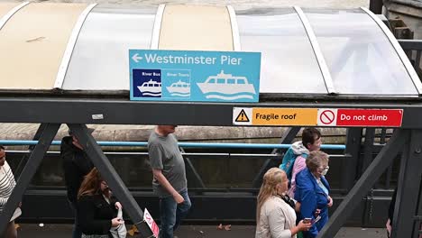 Consíguete-Un-Autobús-Fluvial-O-Un-Recorrido-Fluvial-De-Esta-Manera,-Muelle-De-Westminster.