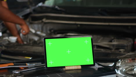 Mockup-tablet-in-garage-next-to-expert