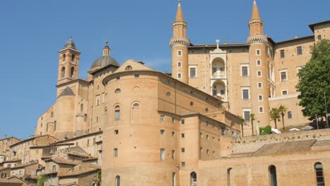 Vordere-Außenfassade-Des-Großen-Herzogspalastes-In-Urbino,-Italien