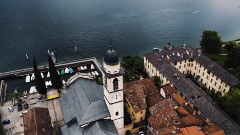 Vista-Aérea-Aérea-Orbitando-La-Iglesia-De-Bellagio-En-El-Campo-Rural-De-Italia