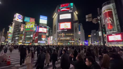 pedestrians-crowds-crossing-Shibuya-road-intersection,-Tokyo,-Japan