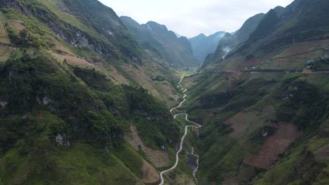 The-winding-road-of-Ma-Pi-Leng-Pass-in-Vietnam