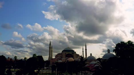 Poesía-Aérea-En-Movimiento:-La-Mezquita-Azul-De-Estambul-Adquiere-Un-Brillo-Etéreo-Mientras-El-Sol-Se-Despide,-Proyectando-Un-Aura-Fascinante-Sobre-La-Ciudad.
