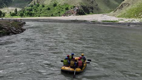 Luftaufnahme-Von-Touristen-Beim-Rafting-Im-Fluss-Kunhar-In-Naran