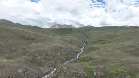 Snowy-water-flows-from-the-mountains-to-the-lower-Himalayan-region-in-the-Deosai-National-Park,-Skardu