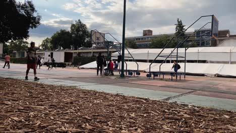 Aros-En-La-Unam,-Timelapse-De-La-Práctica-De-Baloncesto-En-La-Ciudad-Universitaria,-Ciudad-De-México