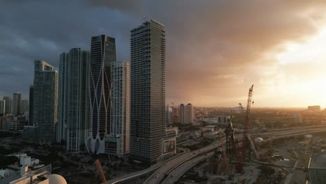 Goldene-Sonnenuntergangs-Skyline-über-Miami,-Lebendige-Wolkenkratzer-In-Der-Innenstadt,-Luftdrohnen-Fliegen-über-Die-Moderne-Amerikanische-Stadtarchitektur