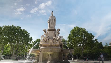 Brunnen-Pradier-In-Nimes,-Eine-Klassische-Eleganz,-Skulpturale-Schönheit-Im-Herzen-Der-Stadt