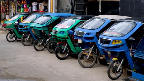 Reihe-Bunter-Dreirad-Motorradtaxis-Auf-Den-Straßen-Von-El-Nido-In-Palawan,-Philippinen,-Südostasien