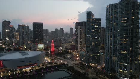 Zoom-Aéreo-Fuera-Del-Centro-De-Miami-Con-La-Torre-De-La-Libertad-Iluminada-Por-La-Noche