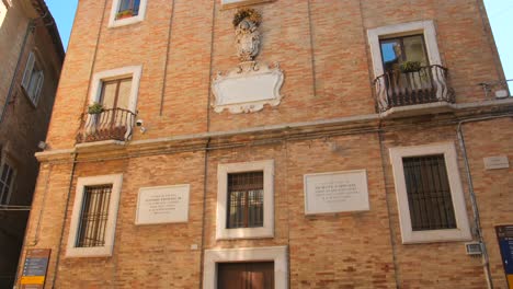 Low-Angle-Aufnahme-Eines-Historischen-Gebäudes-In-Urbino,-Italien,-An-Einem-Sonnigen-Tag