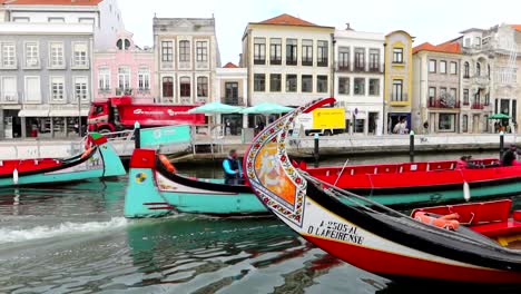 Aveiro-Kanal:-Lebhafte-Moliceiro-Boote-In-Der-Malerischen-Portugiesischen-Wasserstraße