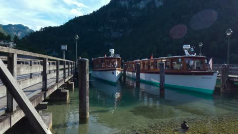 Barco-De-Pasajeros-Eléctrico-Que-Llega-Al-Muelle-En-King&#39;s-Lake,-Königssee,-Alemania,-Baviera