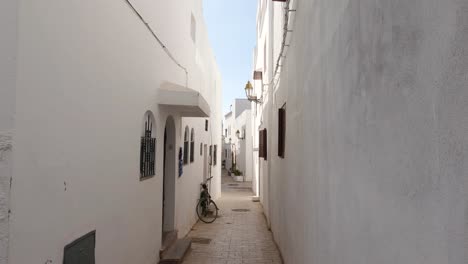 Morocco-Rabat-Kasbah-of-the-Udayas-picturesque-streets-establishing-tilt-down
