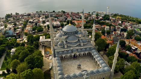 The-Blue-Mosque-in-Istanbul-transforms-into-a-masterpiece-at-sunset