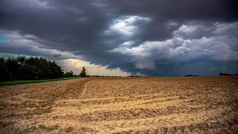 Dunkle,-Bedrohliche-Sturmwolken-Konvergieren-Am-Himmel-über-Einem-Feld