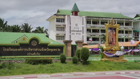 Escuela-Tailandesa-Local-Con-Detalles-Verdes-En-Un-Exuberante-Entorno-Tropical
