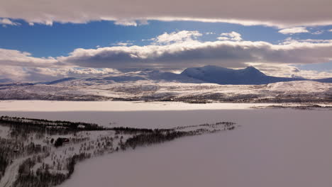 Paisaje-Invernal-Sobre-Bosque-Y-Lago-De-Montaña-En-El-Norte-De-Noruega