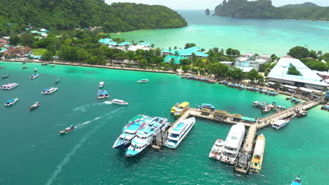 Koh-Phi-Phi-Thailand-Fähren-Angedockt,-Während-Touristen-Die-Luxuriöse-Tropische-Insel-Erkunden-Und-Bereisen