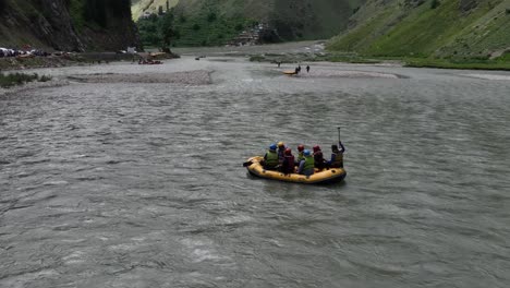 Luftaufnahme-Eines-Raftingbootes-Mit-Touristen,-Die-Entlang-Des-Kunhar-Flusses-In-Naran-Schwimmen