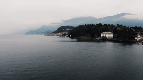 Große-Drohnenaufnahme-Des-Comer-Sees-In-Der-Nähe-Von-Bellagio,-Italien