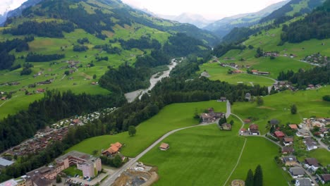 Un-Fascinante-Recorrido-Con-Drones-Sobre-Ginebra,-Suiza,-Revela-Su-Armoniosa-Combinación-De-Naturaleza-Y-Cultura.
