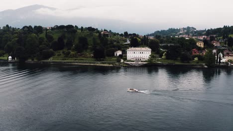 Disparo-De-Un-Dron-Alejándose-De-La-Villa-Melzi-D&#39;eril-En-El-Lago-Como,-Italia