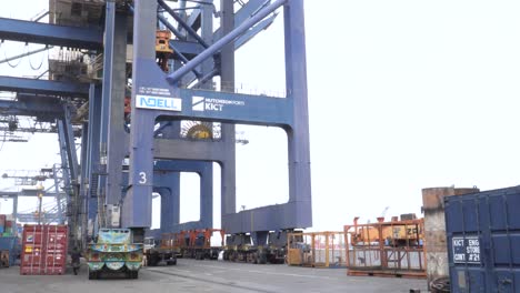 Heavy-Specialized-machinery-lifts-cargo-containers-in-the-commercial-dock-of-a-cargo-port-in-Karachi,-Pakistan