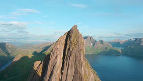 Pico-De-La-Montaña-Segla-Desde-El-Sendero-Hesten-En-La-Isla-Senja-En-Noruega
