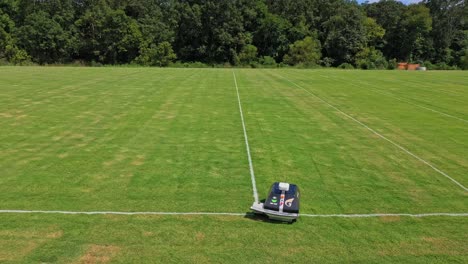 Autonomer-Roboter,-Der-Weiße-Linien-Auf-Das-Spielfeld-Malt