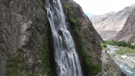 Beautiful-Montoka-waterfall-in-Skardu,-Pakistan.