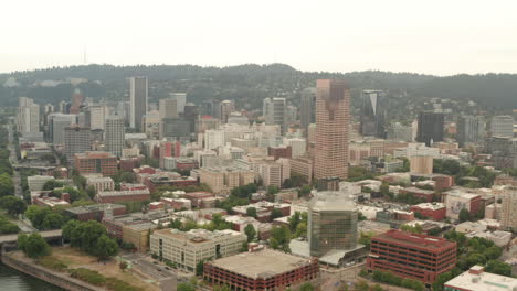 Kreisende-Luftaufnahme-Der-Innenstadt-Von-Portland-An-Einem-Bewölkten-Tag